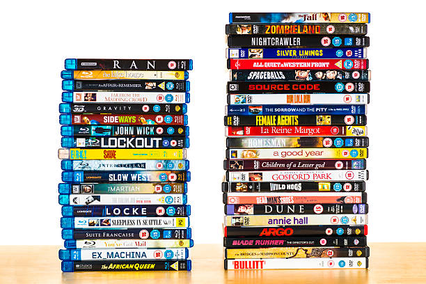 films en dvd, lecteur bluray et des piles - dvd stack cd movie photos et images de collection