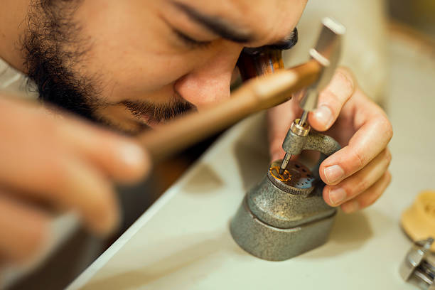 portrait de gros plan d'un fabricant de montres de travail - watchmaking photos et images de collection