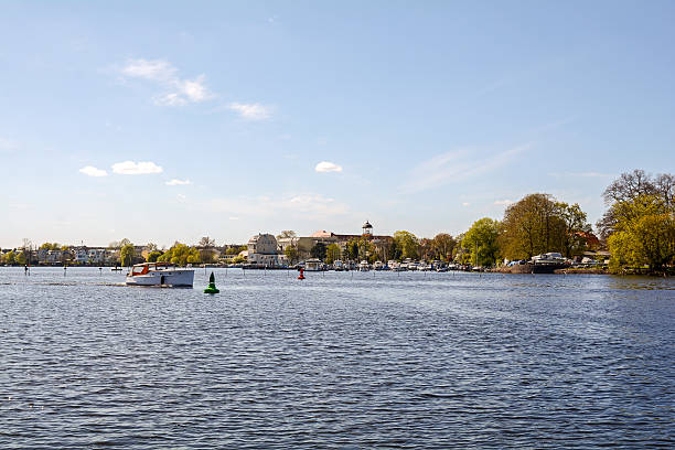 р. хафель (havel) и старый город в потсдаме, бранденбургские германия - babelsberg стоковые фото и изображения