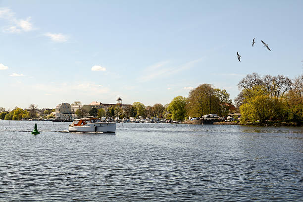 rivière havel et de la vieille ville de potsdam, brandebourg en allemagne - babelsberg photos et images de collection