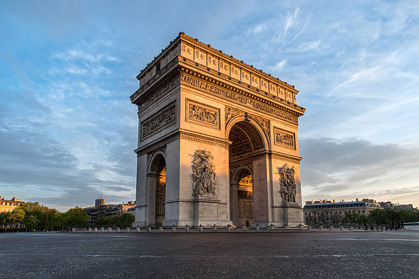 arco del triunfo la ciudad de parís al anochecer - arc de triomphe paris france arc delaware fotografías e imágenes de stock