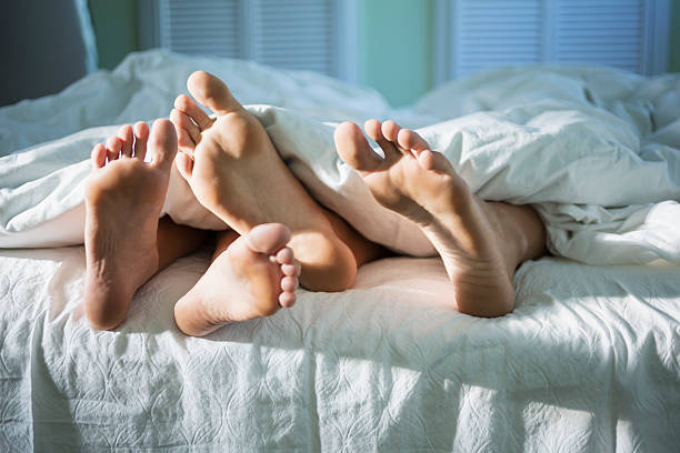 若い愛好家のお客様には、朝には - bed couple human foot heterosexual couple ストックフォトと画像