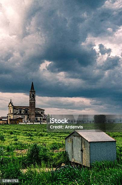Antica Chiesa Nei Pressi Di Un Campo Sotto Cielo Pianura Padana Stormy - Fotografie stock e altre immagini di 2015