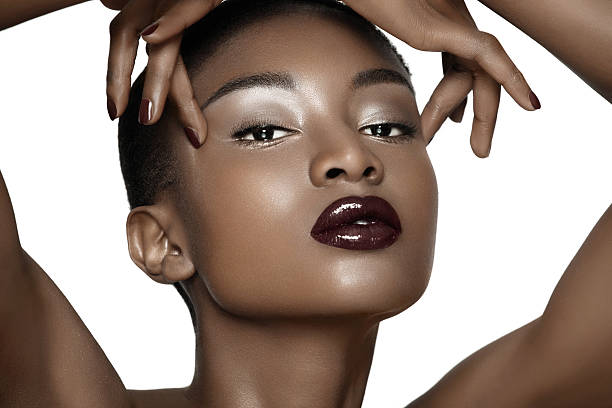 linda mulher africana - make up cosmetics beauty lipstick imagens e fotografias de stock