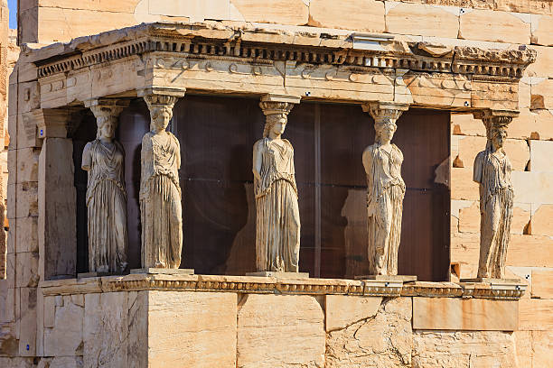atenas, grécia-karyatids varanda para a acrópole - the erechtheum - fotografias e filmes do acervo