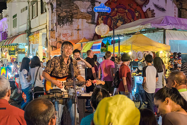 hombre cantar en la antigua ciudad de mercado nocturno en phuket, tailandia - selling merchandise craft thailand fotografías e imágenes de stock