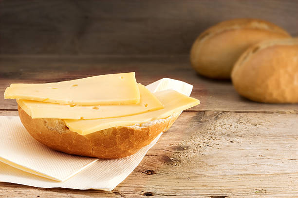 panino con formaggio e panini in legno sfocato - cheese loaf foto e immagini stock