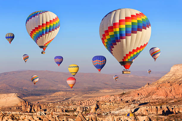 montgolfières au-dessus de la cappadoce. - hot air balloon flying heat people photos et images de collection