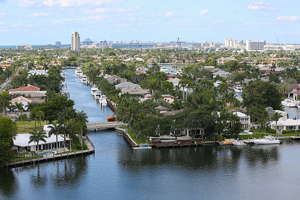 vista aérea de fort lauderdale da intracoastal waterway e o horizonte - boulevard sea water house - fotografias e filmes do acervo