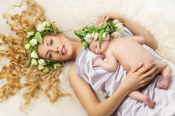 mãe e filha com uma flor decoração na cabeça - women tan perfection naked imagens e fotografias de stock