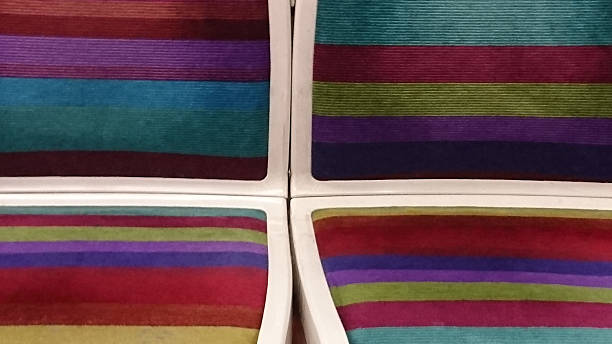 deux sièges vides sur un métro de paris, en france - pub metro paris photos et images de collection