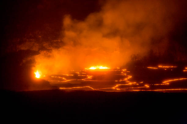 caldo lava zangole interno del cratere di vulcano kilauea, hawaii - pele foto e immagini stock