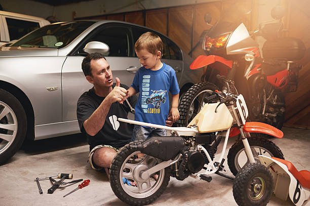 siendo un modelo de conducta para su niño - coche doméstico fotografías e imágenes de stock