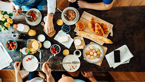 feliz família tomando café da manhã francês - buffet breakfast food table - fotografias e filmes do acervo