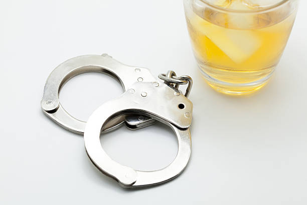 vaso de whisky y esposas-beber concepto de ley - drunk driving accident teenager fotografías e imágenes de stock