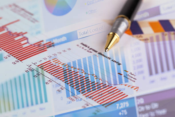 ручка на гистограмма график - spreadsheet home finances business finance стоковые фото и изображения