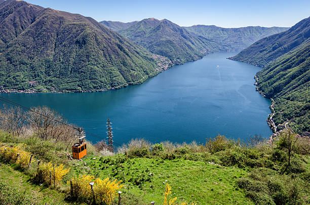 lago di como (lac de côme), vue panoramique en téléphérique - como mountain horizon landscape photos et images de collection