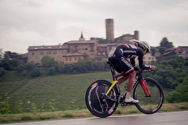 crono giro d'italia 2014 barbaresco barolo - giro ditalia foto e immagini stock