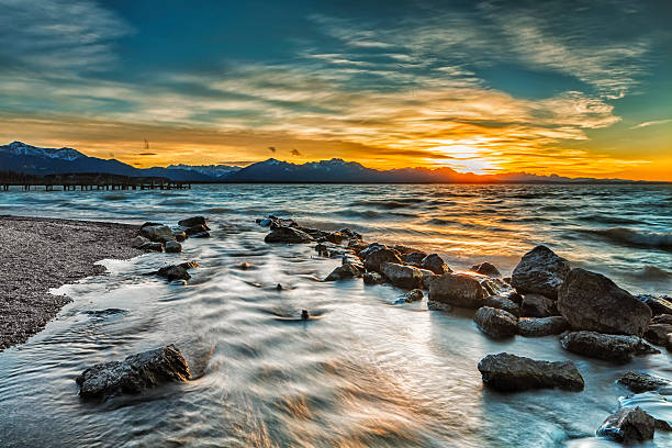 sonnenuntergang in chiemsee in deutschland - nature zen like stream water stock-fotos und bilder