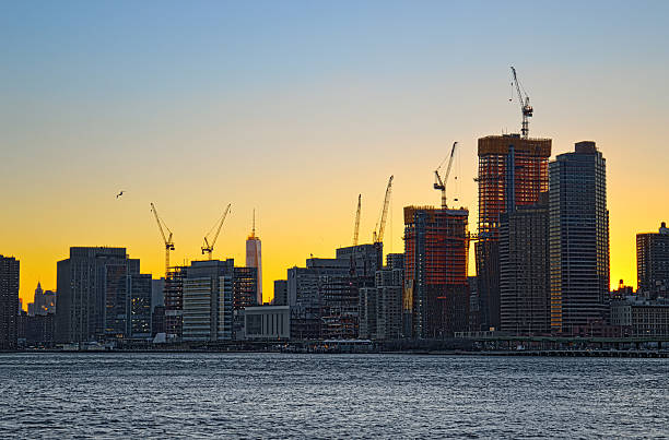 Guindastes de torre sobre Manhattan. - fotografia de stock