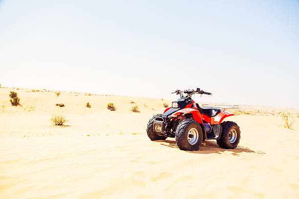 quad sur la dune de sable - 4x4 desert sports utility vehicle dubai photos et images de collection