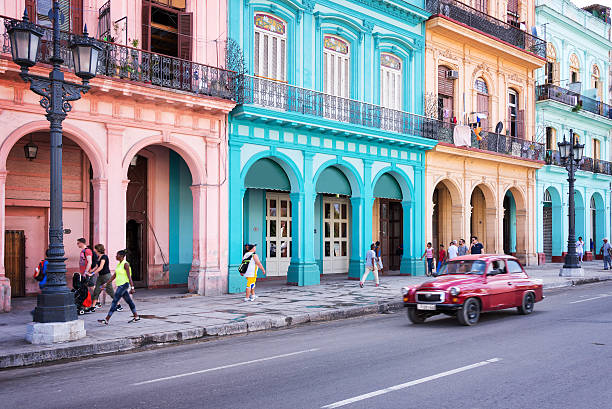 クラシックなカーと植民地時代の建物である古いハバナ,キューバ - cuba car chevrolet havana ストックフォトと画像