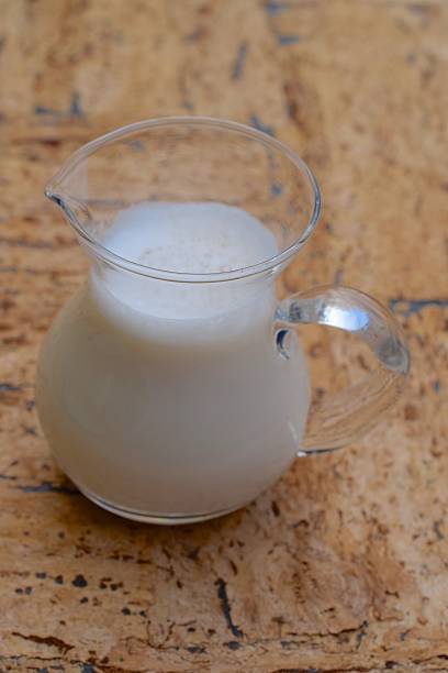 soy 우유관 만들진 저그 우드에 배경기술 - nonfat milk 뉴스 사진 이미지