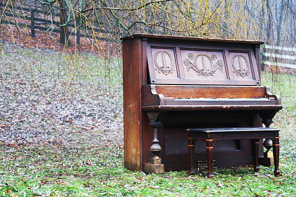 istock Abandoned piano in nature 531883377