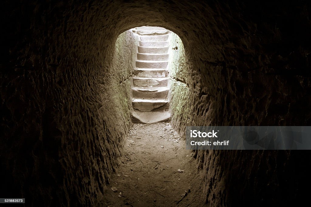 Resurrección en la oscuridad - Foto de stock de Tumba - Necrópolis libre de derechos