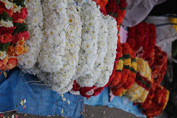 os acessórios de cozinha em um mercado de flores - india bangalore flower business imagens e fotografias de stock