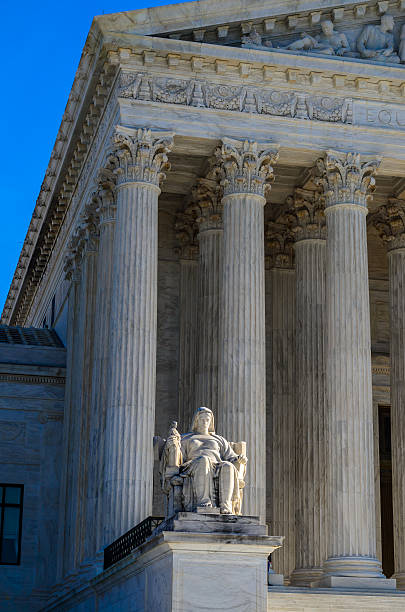 corte suprema-la statua della contemplazione della giustizia - column corinthian government building federal building foto e immagini stock