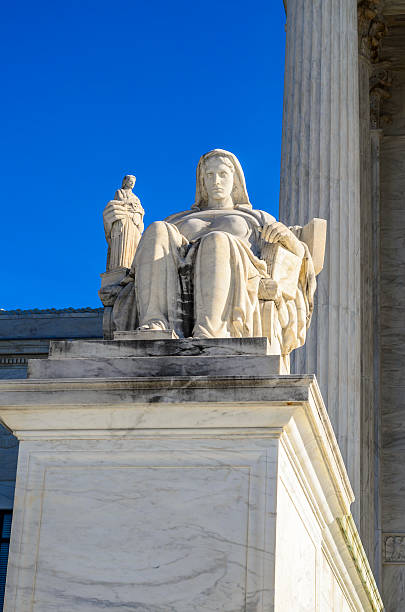 najwyższy dziedziniec-kontemplacja sprawiedliwości - us supreme court corinthian column classical greek zdjęcia i obrazy z banku zdjęć