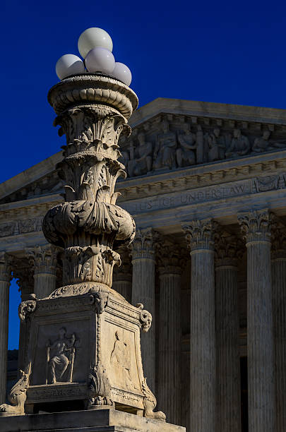 światło post z przodu sądu najwyższego - us supreme court corinthian column classical greek zdjęcia i obrazy z banku zdjęć