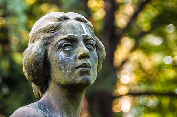 mourning - sculpture angel women cemetery 뉴스 사진 이미지