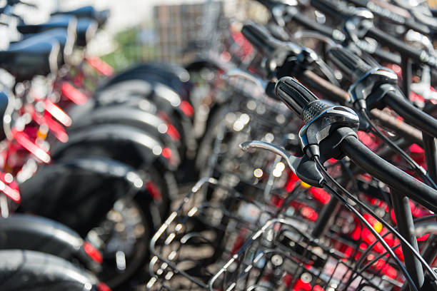 alquiler de bicicletas (xxxl) - cobertizo para bicicletas fotografías e imágenes de stock