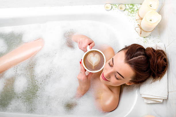 여자 네이선거리의 - body care towel satisfaction sensuality 뉴스 사진 이미지