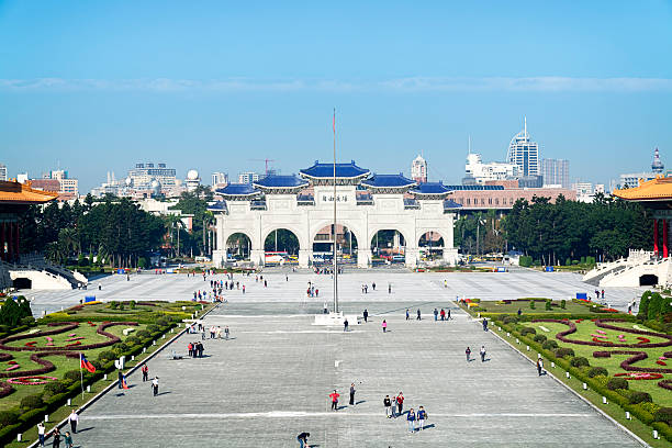 chiang kai-shek memorial giardino, taipei, taiwan - national chiang kai shek memorial hall foto e immagini stock