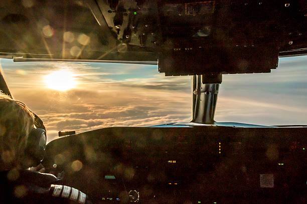 piloto disfrutar de la vista - pilotar fotografías e imágenes de stock