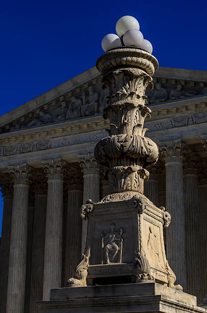 światło post z przodu sądu najwyższego - us supreme court corinthian column classical greek zdjęcia i obrazy z banku zdjęć