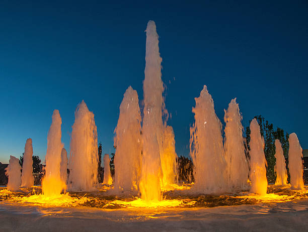 fontana di notte - luminant foto e immagini stock