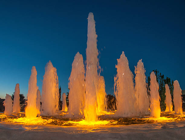 fonte de noite - luminant imagens e fotografias de stock