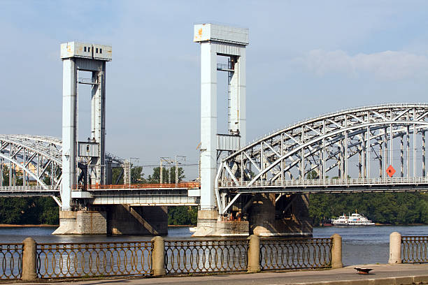 el puente de ferrocarril - railroad crossing bridge river nautical vessel fotografías e imágenes de stock