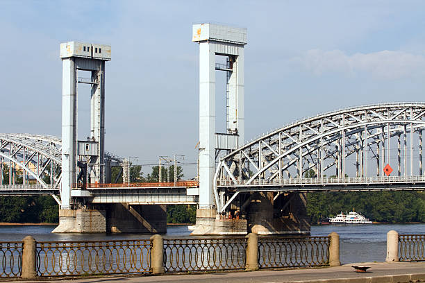 most kolejowy - railroad crossing bridge river nautical vessel zdjęcia i obrazy z banku zdjęć