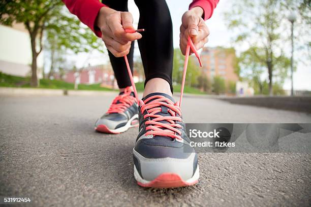 Photo libre de droit de Mains De Femme De Laçage Des Chaussures De Course Gros Plan banque d'images et plus d'images libres de droit de Marcher