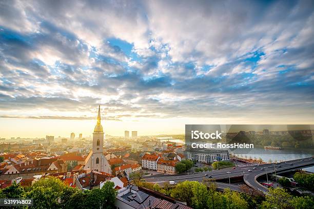 Photo libre de droit de Vue Sur La Vieille Ville De Bratislava banque d'images et plus d'images libres de droit de Bratislava - Bratislava, Slovaquie, Ville moyenne