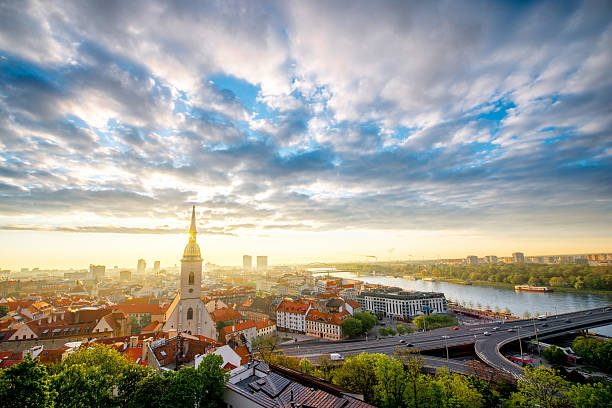 widok na stare miasto w bratysławie - sun fog sky river zdjęcia i obrazy z banku zdjęć