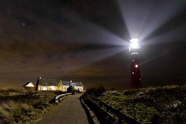 chemin vers le phare dans les dunes - dark light beam beacon projection photos et images de collection