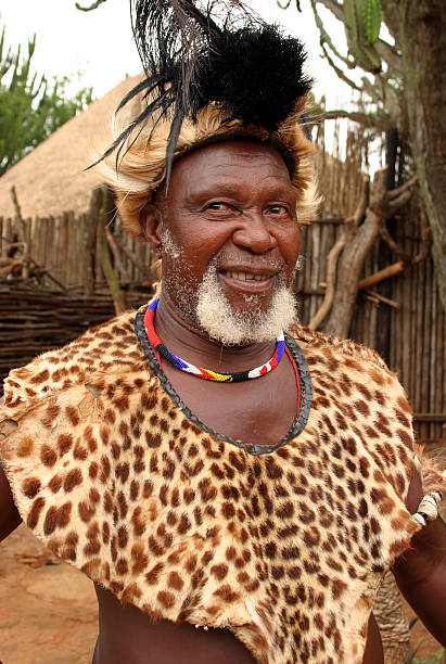 eshowe 、クワズールナタール、南アフリカの伝統的な服装のズールー族の長老 - south africa zulu bead african descent ストックフォトと画像