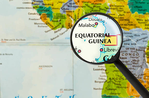 карта республики экваториальная гвинея - focus globe magnifying glass glass стоковые фото и изображения