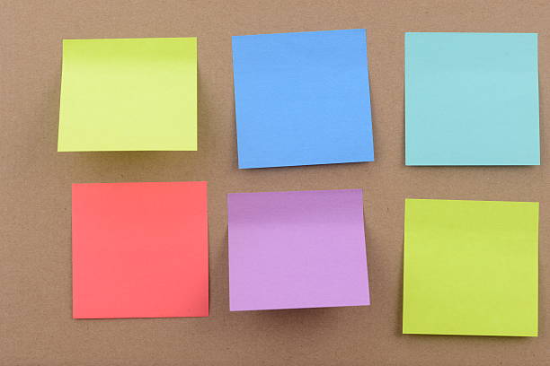 kolorowy post it notes - thumbtack bulletin board blue office supply zdjęcia i obrazy z banku zdjęć